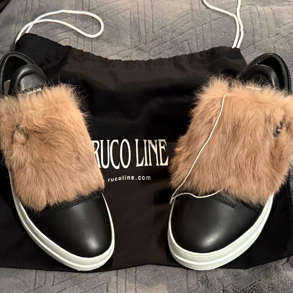 Women's Black and Tan Athletic Shoes